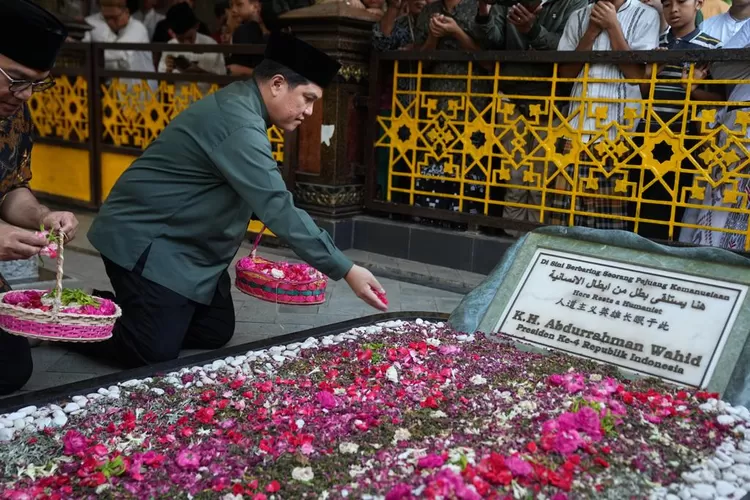 Menteri BUMN, Erick Thohir saat ziarah dan tabur bunga di makam Abdurrahman Wahid (Gus Dur).