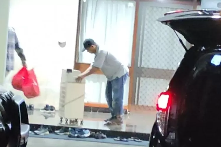 KPK Bawa Masuk Mesin Penghitung Uang ke Dalam Rumah Dinas Mentan Syahrul Yasin Limpo.