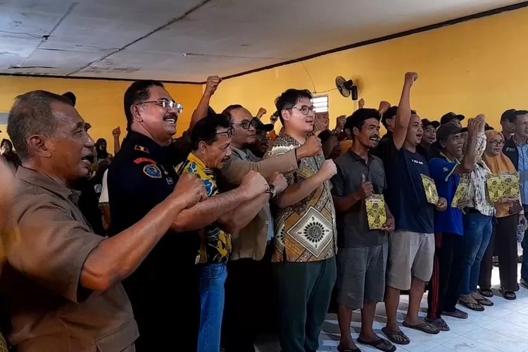 Anggota DPR RI Ravindra Airlangga saat bersama petani di Bogor.