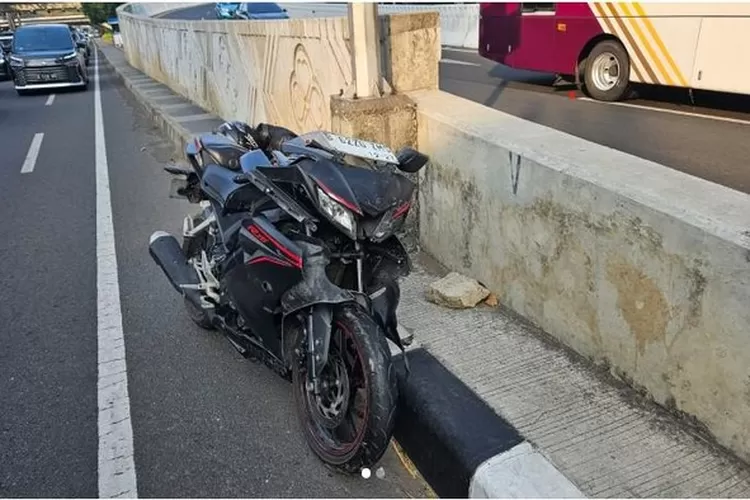Kecelakaan, Motor tabrak Mobil di Jalan Sudirman Jaksel Pagi Ini  (Foto: Dok. Istimewa Instagram TMC Polda Metro Jaya)