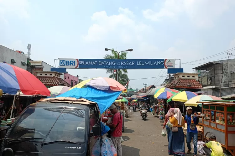 Para pedagang kembali berjualan pasca kebakaran di Pasar Leuwiliang, Kabupaten Bogor. (Foto: Jainal/Radar Bogor)