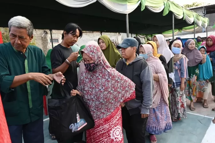 Bazar sembako murah di RW.08 Kelurahan Bekasi Jaya, Kecamatan Bekasi Timur, Kota Bekasi pada Jumat (6/10).  (dok. Jawapos.com)