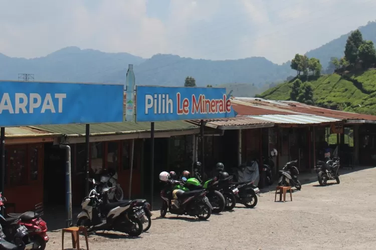 Warung Patra di Jalan Raya Puncak, Kabupaten Bogor, bakal dibongkar. (Foto: Arifal/Radar Bogor)