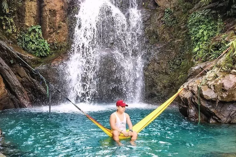 Curug Ciburial, dekat dengan Curug Hordeng, Bogor. (Sumber: Instagram @hellobogor.co)