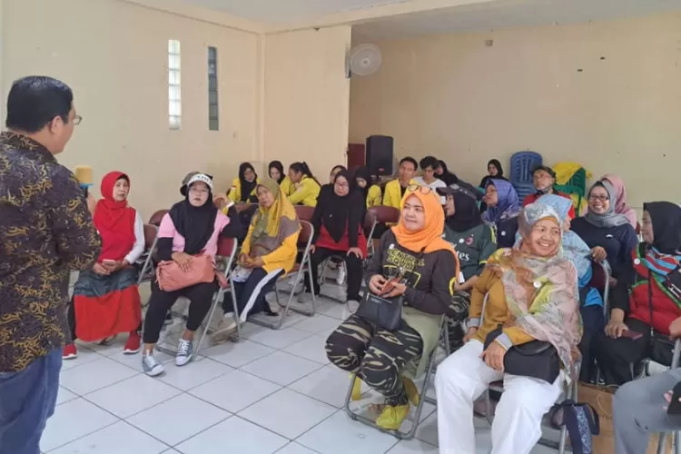 KOMPAK: Program pengabdian masyarakat berupa pemeriksaan fisik gratis bagi lansia, dalam upaya mencapai &ldquo;Sehat Bestari&rdquo; diberikan oleh Program Studi Fisioterapi, Program Pendidikan Vokasi, Universitas Indonesia.