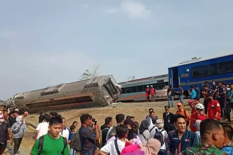 Kereta Argo Semeru jurusan Surabaya-Gambir Jakarta anjlok di Kecamatan Sentolo, Kulon Progo, Jogjakarta.