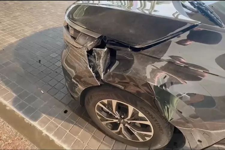 Kondisi mobil Baim Wong setelah kecelakaan tunggal di kawasan Jakarta Selatan (Foto: dok. channel YouTube Baim Paula)