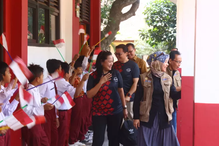 PEDULI : Para siswa menyambut kedatangan tim YCAB Foundation, Yayasan Pundi Amal Peduli Kasih serta RANS Entertainment