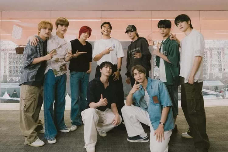 Vidi Aldiano dan NCT 127. (Sumber: Instagram @vidialdiano)