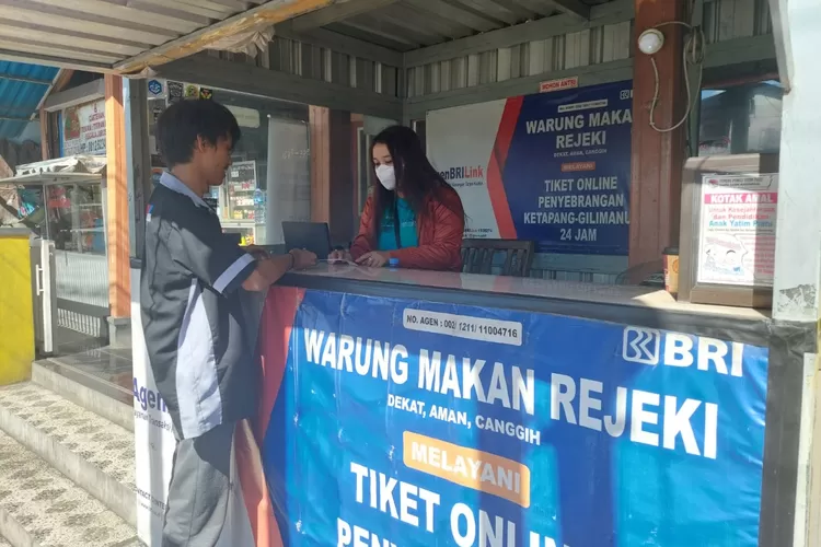 Agen BRILink sedang melayani nasabah