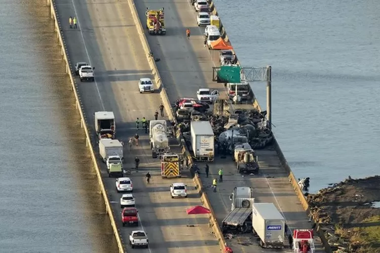 Penampakan puing-puing kendaraan yang hangus terbakar dalam tabrakan beruntun akibat 'kabur super' di Louisiana, AS  (AP Photo/Gerald Herbert)