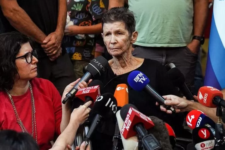 Wanita Israel Yocheved Lifshitz (85) di rumah sakit di Tel Aviv, Israel, setelah dibebaskan oleh Hamas  (REUTERS/Janis Laizans Acquire Licensing Rights)