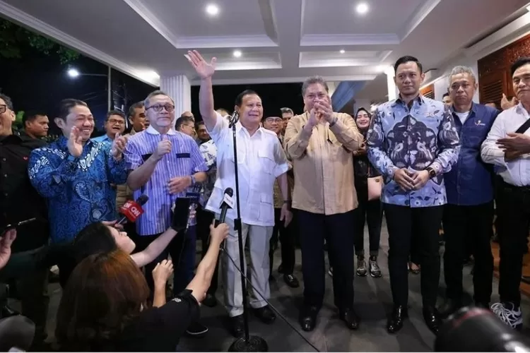 Ketua Umum Partai Gerindra Prabowo Subianto bersama seluruh ketum parpol Koalisi Indonesia Maju saat mengumumkan Gibran Rakabuming Raka sebagai cawapres dari KIM di kediaman Prabowo, Jalan Kertanegara, Jakarta, Minggu (22/10/2023) malam.