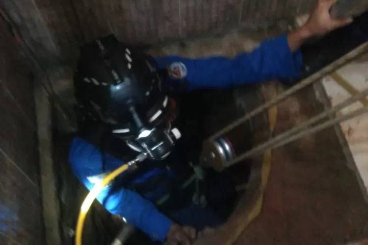 Petugas dari Dinas Damkar dan Penyelematan Kota Depok ketika melakukan evakuasi terhadap seorang warga di Jalan Kampung Rawasari RT.01/06, Kelurahan Cipayung Jaya, Kecamatan Cipayung. (Andika Eka )