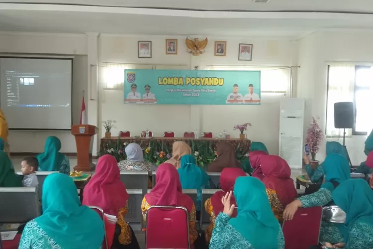 Salah satu peserta sedang memaparkan inovasi pada lomba posyandu tingkat kecamatan, di aula Kecamatan Tapos. (Andika Eka )