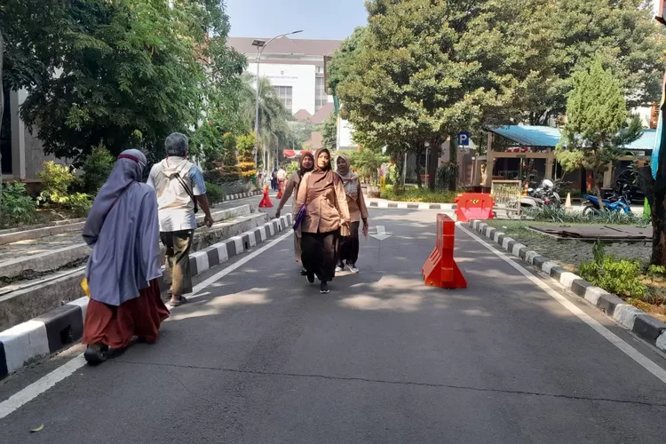 PEJABAT : Pegawai Negeri Sipil (PNS) Kota Depok saat menuju kantornya di Balaikota Depok, Senin (14/8). (&nbsp;ALDY RAMA/RADAR DEPOK)