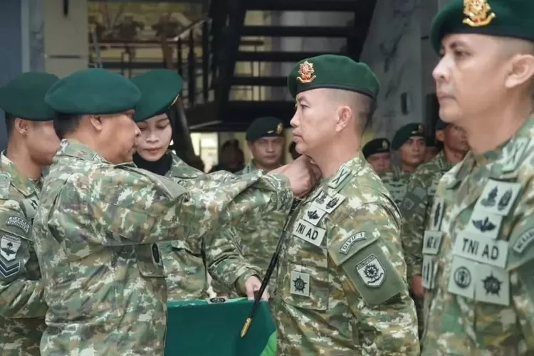 Pangdivif 1 Kostrad saat memimpin secara langsung serah terima jabatan ( DOK.PENKOSTRAD)