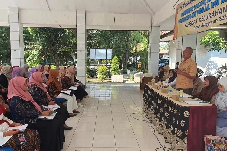 Foto bersama usai melakukan pembentukan, monitoring dan pembinaan terkait RW Ramah Anak di aula Kelurahan Tapos (Andika Eka)