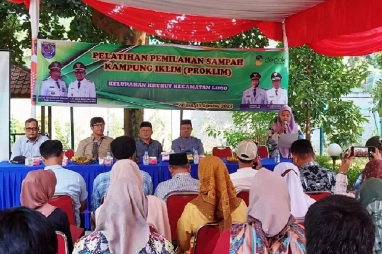 Puluhan peserta mulai dari koordinator bank sampah sampai ketua lingkungan diberi edukasi tentang memilah sampah, Selasa (15/8). (RADAR DEPOK)