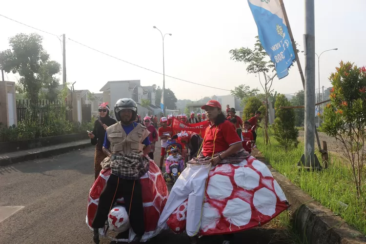 Kemeriahan pawai sepeda yang dilakukan RT01/10 Kelurahan Curug dalam rangka merayakan HUT RI ke-78