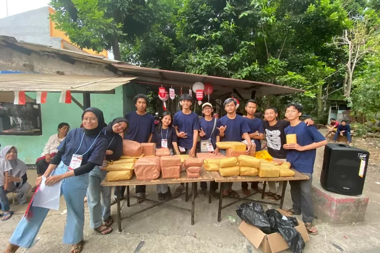 Pembagian hadiah untuk para pemenang lomba HUT RI ke-78 di lingkungan RT8/6 Kelurahan Ratujaya, Kecamatan Cipayung. (Andika Eka)