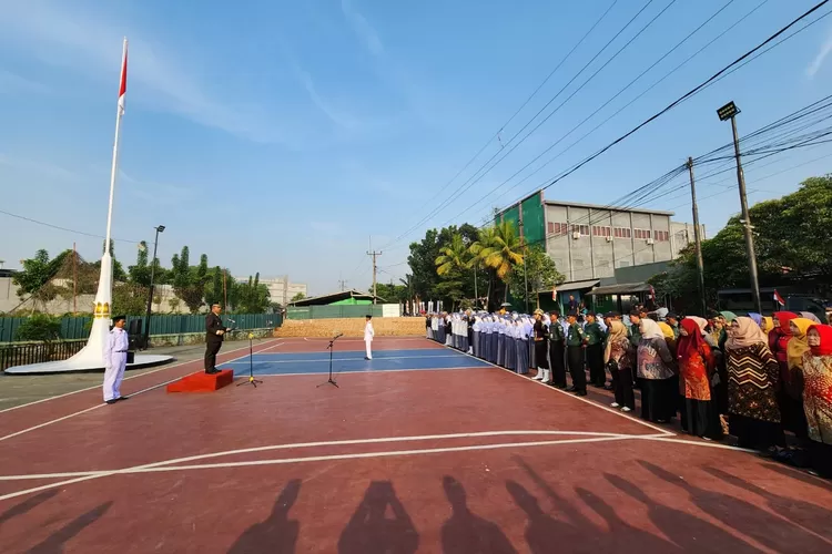 Komandan Rayon Militer (Danramil) 06/Cimanggis, Mayor Inf P.H.B.R Panjaitan menjadi pembina upacara bendera Hari Ulang Tahun (HUT) Kemerdekaan Republik Indonesia (RI) ke-78 di SMK FORNUS pada Kamis (17/18).  Upacara yang helat di Lapangan Volly Perumahan Kedayutama, Jalan Tenggiri Raya, RT1/13 Kelur (Andika Eka )