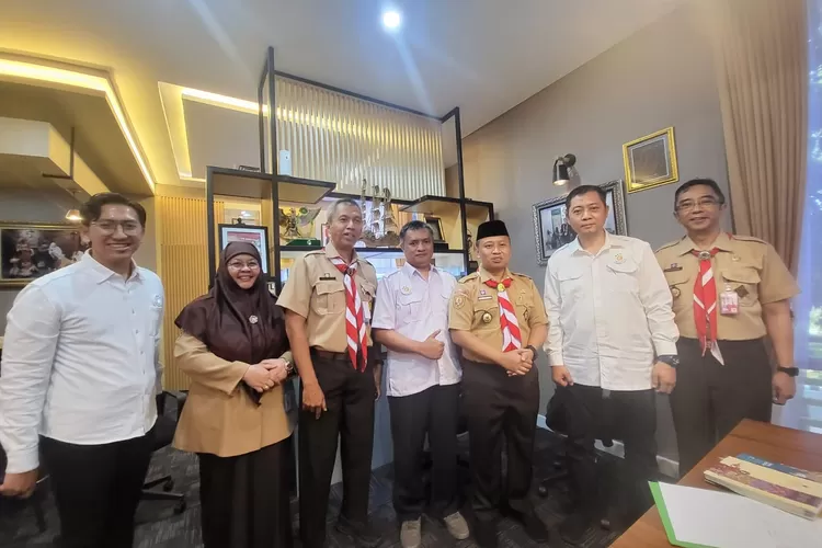 Pemerintah Kota (Pemkot) Depok mendapat kunjungan dari Himpunan Penyelenggara Pelatihan dan Kursus Indonesia (HIPKI) DPC Kota Depok, pada Senin (14/8). Kunjungan tersebut dalam rangka menjalin silaturahmi dan untuk menjalani rangkaian kegiatan sosialisasi program HIPKI. Pada kunjungan HIPKI tersebut (Andika Eka )