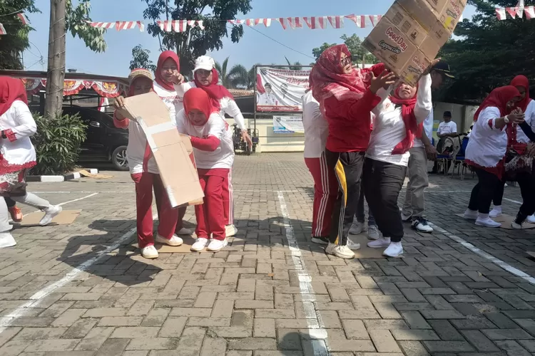 Beragam lomba yang diikuti seluruh kelurahan yang ada di wilayah Kecamatan Sawangan, Kota Depok yang berlangsung di pelataran kecamatan (Aldy Rama )