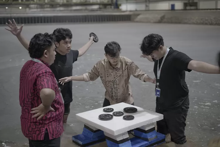 Tim Mahasiswa Departemen Teknik Kimia (DTK) FTUI, merancang platform pengeboran (rig) untuk pengeboran minyak dan gas di laut Natuna Timur yang lebih hemat biaya, waktu, dan ruang. (UI)