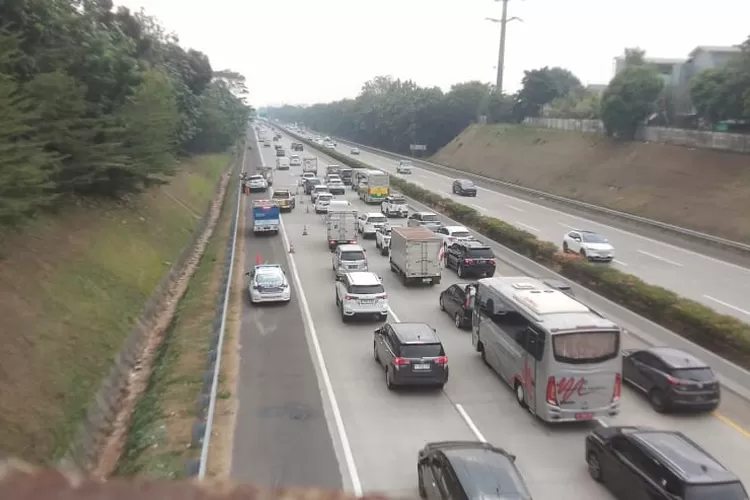 Kecelakaan tunggal di ruas Tol Cijago KM 22 700 B, kelurahan Sukatani, Kecamatan Tapos, pada Jumat (Andika Eka )