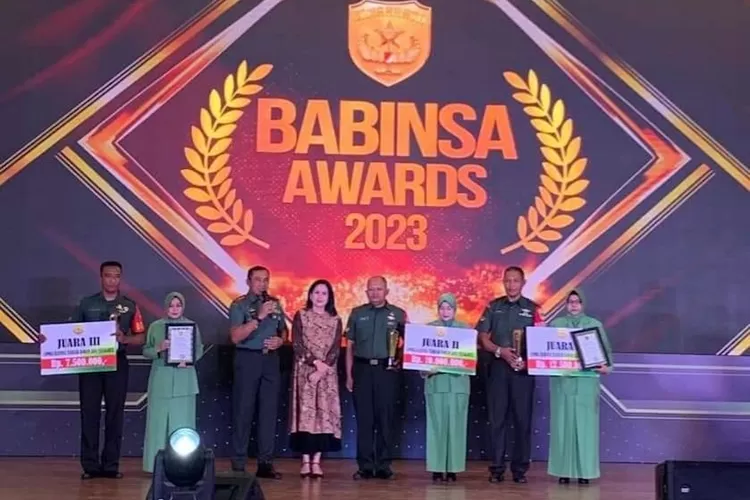 Babinsa Kelurahan Depok, Sertu Engky Nurgoho (kiri), masuk nominasi tiga besar dalam ajang Babinsa Award 2023, yang digagas Pangdam Jaya, Mayjen Mohamad Hasan.  (ist)