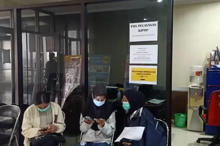 Masyarakat Kota Depok sedang menunggu untuk pembuatan Ak-1 atau kartu kuning, berlokasi di Dinas Tenaga Kerja (Disnaker) Kota Depok (RADAR DEPOK)