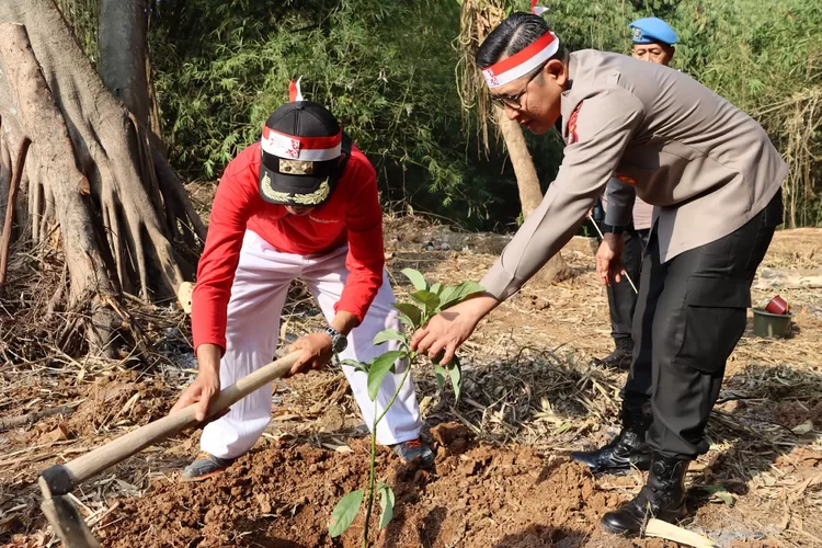 Kapolres Metro Depok, Kombes Pol Ahmad Fuady menanam pohon di bantaran Kali Ciliwung, Kampung Serab RT3/3 Kelurahan Tirtajaya Kecamatan Sukmajaya. (Polres Metro Depok )