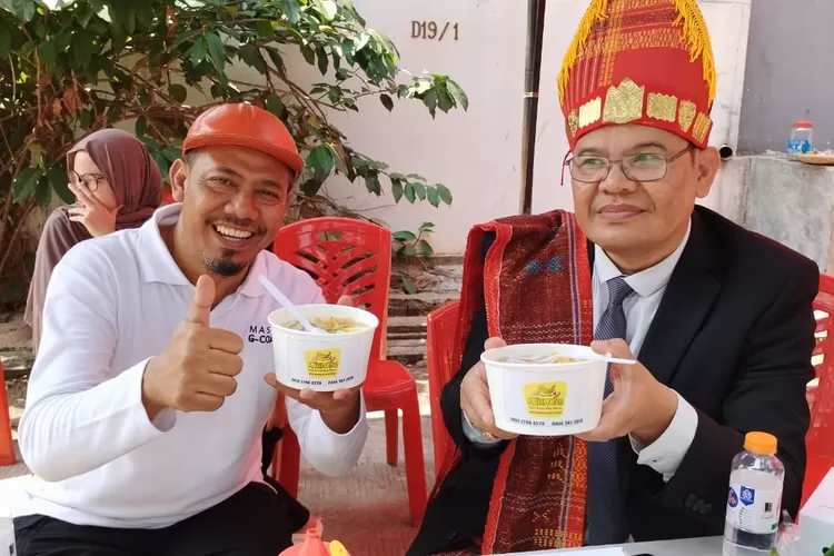 H Bambang Sutopo bersama Tokohb Masyarakat Jatijajar, Depok, dalam rayakan kemerdekaan. ISTIMEWA