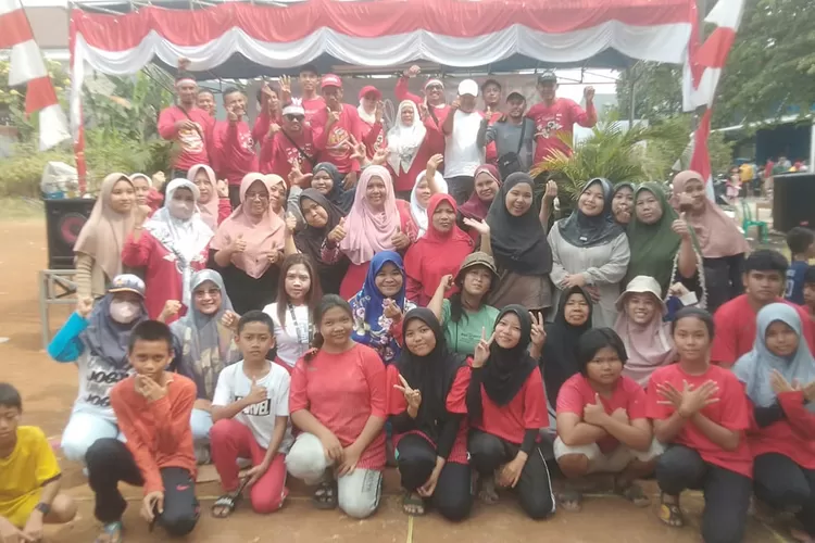 Panitia dan peserta lomba di Lapangan Arsitek RT4/22 Kelurahan Mekarjaya, Kecamatan Sukmajaya. (ANDIKA EKA/RADAR DEPOK)