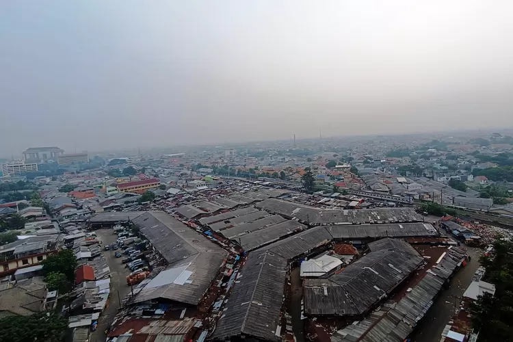 BERKABUT : Suasana pemukiman dan gedung bertingkat yang tertutup oleh kabut polusi di Kota Depok, Sabtu (19/8). (YUSUF/RADAR DEPOK)