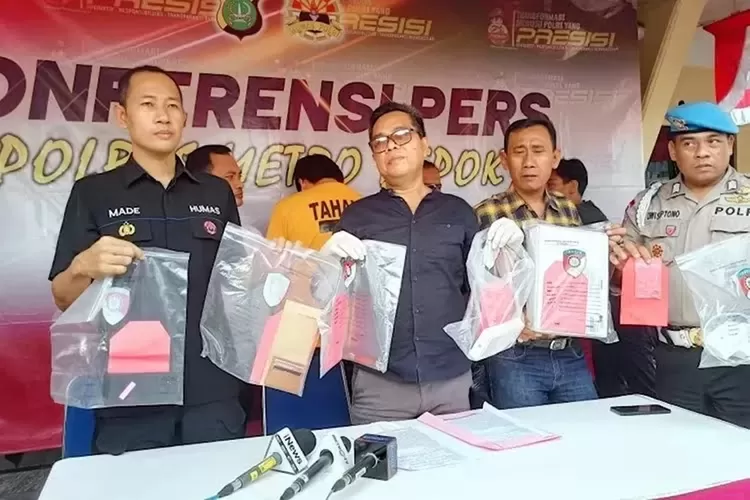 Polisi merilis kasus mahasiswa Universitas Indonesia (UI), MNZ (19), yang dibunuh oleh kakak tingkatnya, AAB (23), di Depok, Jawa Barat. (ALDY RAMA/ RADAR DEPOK)