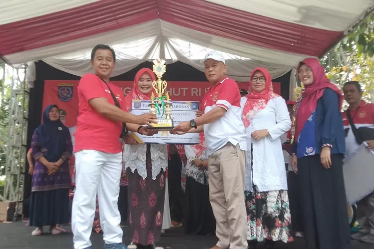 Camat Tapos, Abdul Mutolib memberikan hadiah lomba kampung merdeka kepada pemenang (ANDIKA EKA)