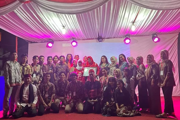 Mengabadikan kegiatan pentas seni kearifan lokal, lenong di Rt04/04 Kelurahan Cipayung