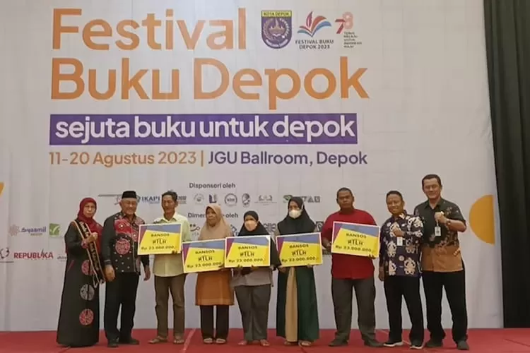 Launcing Bantuan Rumah Tidak Layak Huni (RTLH) yang dilakukan oleh Walikota Depok bersama Sekretaris Daerah dan Kepala Disrumkin Kota Depok (TRACY BACAS/RADAR DEPOK)