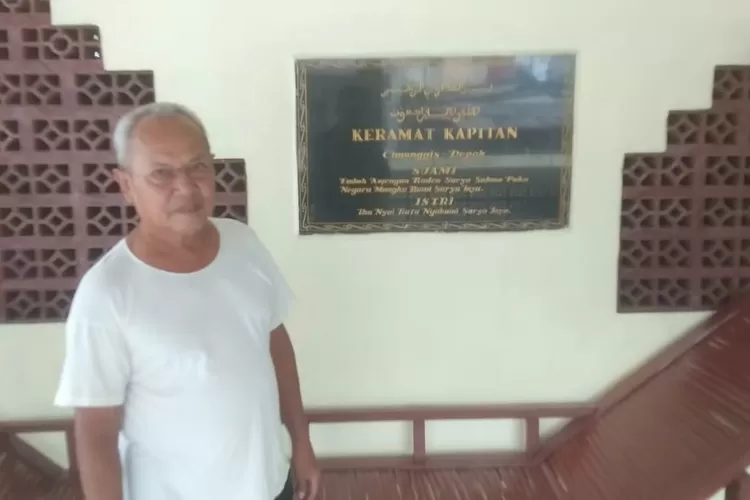 Ketua RW4 Sukatani, yang juga sebagai penjaga makam Kramat Kapitan, Nisam. (ANDIKA EKA/RADAR DEPOK)