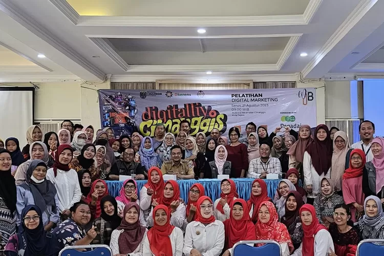 WUB Cimanggis usai menjalani pelatihan digital marketing di aula Kecamatan Cimanggis (ANDIKA EKA/RADAR DEPOK)
