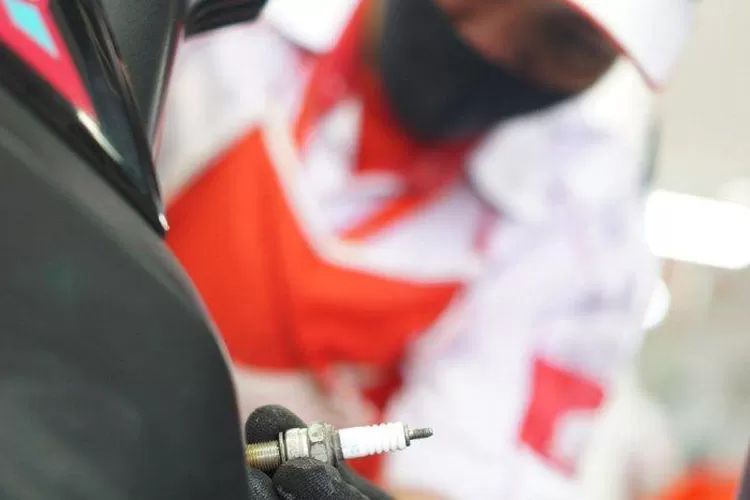 Ilustrasi tanda dan gejala busi sepeda motor kamu rusak.