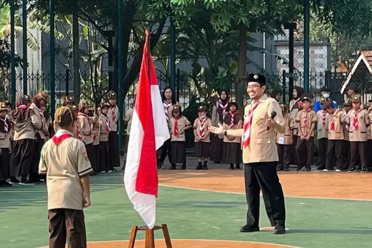 PESTA SIAGA : Keceriaan Camat Pancoranmas Zikri Dwi Darmawan saat pembukaan upacara Pesta Siaga di Alun-alun Kota Depok, Rabu (23/8). (SYANIA/RADAR DEPOK)