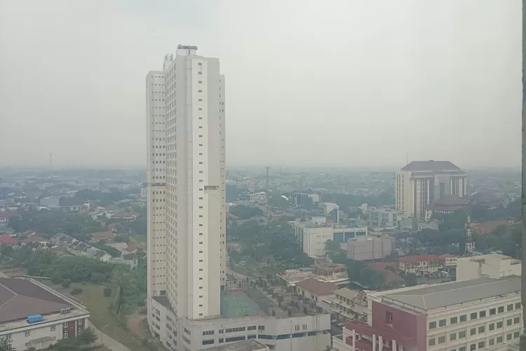 BERKABUT : Suasana pemukiman dan gedung bertingkat yang tertutup oleh kabut polusi di Kota Depok, Sabtu (19/8).  (YUSUF/RADAR DEPOK)
