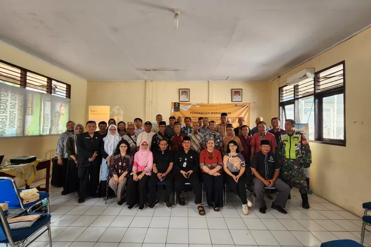: Foto bersama SKSG UI dan stakholder Kelurahan Sukamaju, di aula kelurahan pada, Kamis (Andika Eka )