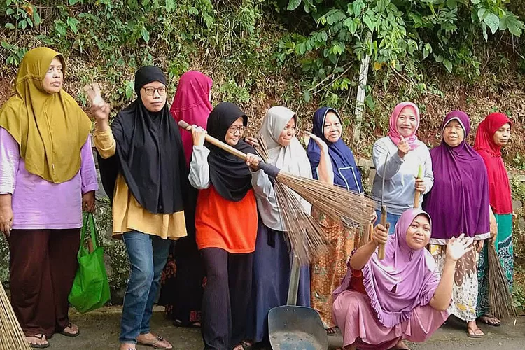 Jumat Bersih  dilaksanakan di Jalan Masjid Arrahman , RT 2 RW 15, Kecamatan Pancoranmas, Kelurahan Depok. (Syania)