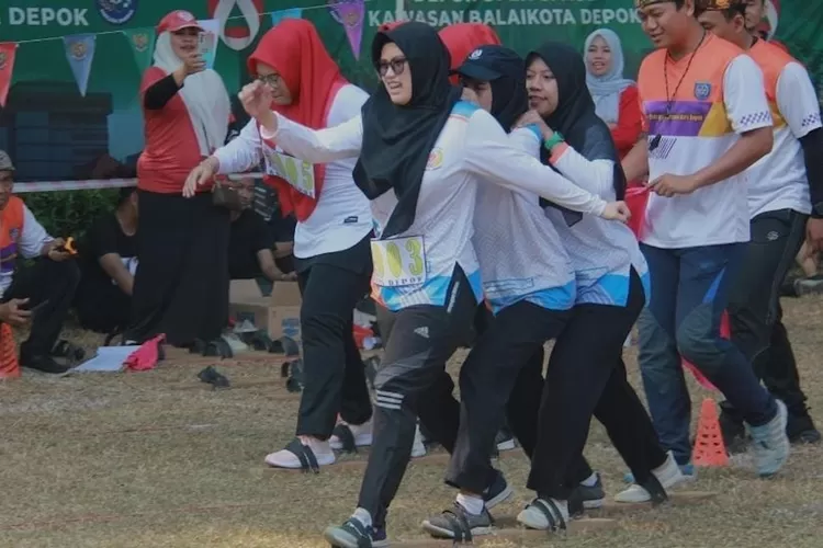 Kontingen KONI saat mengikuti lomba olahraga tradisional terompah putri, yang diadakan oleh Disporyata Kota Depok, Kamis (24/8), di Balaikota Depok. (KONI Depok)