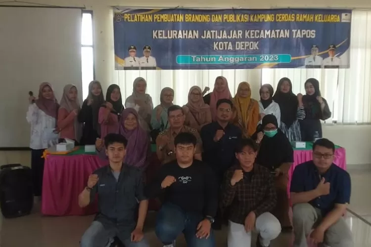 Pelatihan branding dan publikasi di aula Kantor Kelurahan Jatijajar, Rabu (23/8). (ANDIKA EKA/RADAR DEPOK)