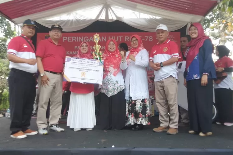 Camat Tapos, Abdul Mutolib memberikan hadiah lomba kampung merdeka kepada pemenang. Selasa (22/8). (ANDIKA EKA/RADAR DEPOK)